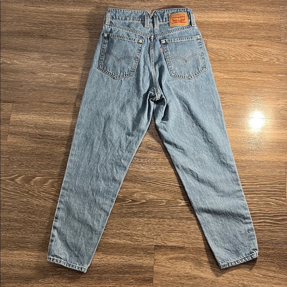 Levi's High Waisted Mom Jean Size - Picture 2 of 6